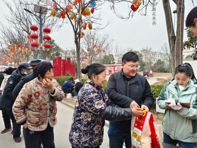 愛無大小，盡力就（jiù）好，這個世（shì）界的（de）美好，莫過於（yú）愛心的循環（huán），善心的傳遞，春節將至，河南（nán）香蕉视频app在线下载機電公司給西北流村和亮馬台村裏的（de）老（lǎo）人送去溫暖和關懷。