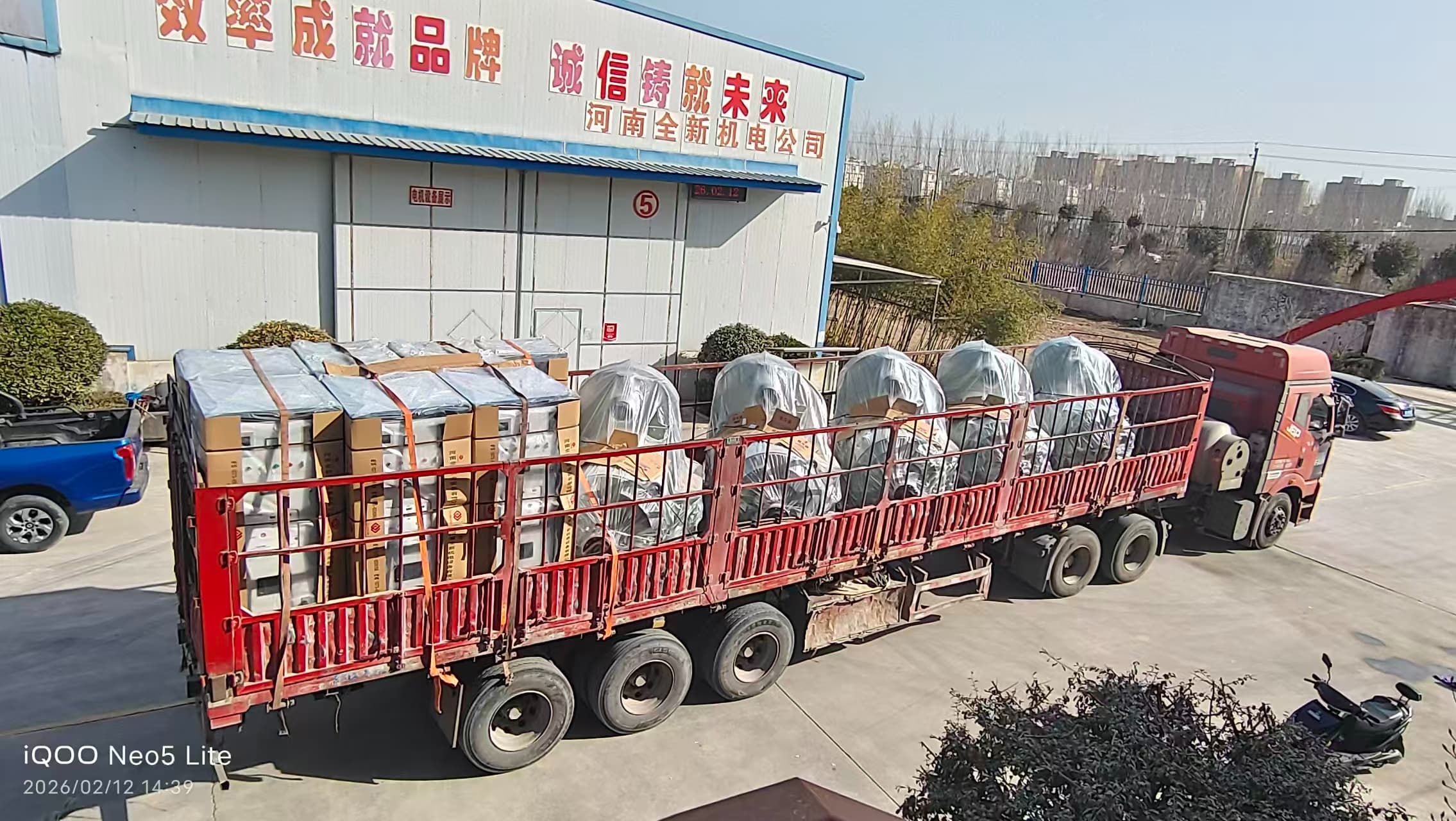 一批YQX1250-6/1250KW/600V正壓防爆變頻調速電（diàn）機（jī）和配電櫃發貨慶陽