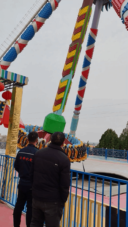 給（gěi）五龍山遊樂園維修大擺錘上的直流電機