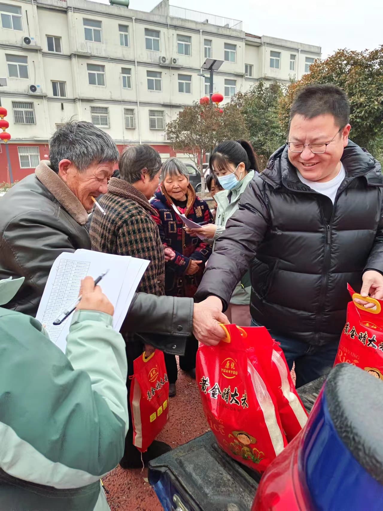關愛老人，我們一直在行（háng）動（dòng），2023年農曆臘月二十，給西北流村的老人 發春節福利